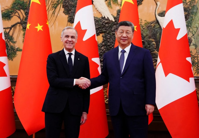 Chủ tịch Trung Quốc Tập Cận Bình (phải) bắt tay Thủ tướng Canada Mark Carney tại Bắc Kinh ngày 16/1. Ảnh: Reuters