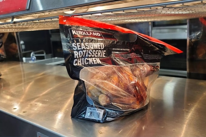 Một túi gà quay được bán ở cửa hàng của Costco ở New Jersey, Mỹ. Ảnh: NJ 1015