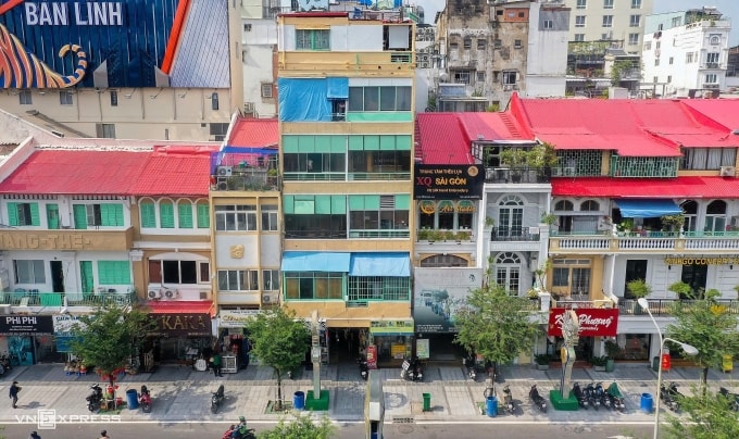 Dãy nhà cổ trên đường Lê Lợi, cách chợ Bến Thành gần một km được chỉnh trang hồi cuối năm 2025. Ảnh: Thanh Tùng
