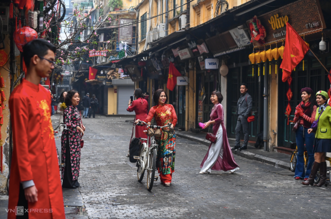 Người dân chụp ảnh ở Tạ Hiện, một trong những phố cổ của Thủ đô. Ảnh: Giang Huy