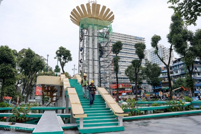 Các lối đi quanh hồ nước được làm sạch rêu mốc, sơn màu xanh và trắng. Hồ nước được trang trí thêm cây kiểng mới, thuyền hoa và tiểu cảnh xuân xung quanh.