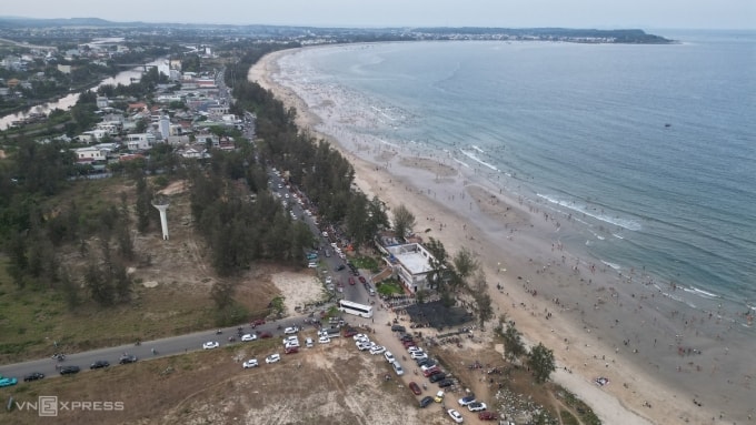 Khu vực biển Mỹ Khê (phía nam phố đi bộ) vào mùa hè năm 2025 đông nghịt người. Ảnh: Phạm Linh