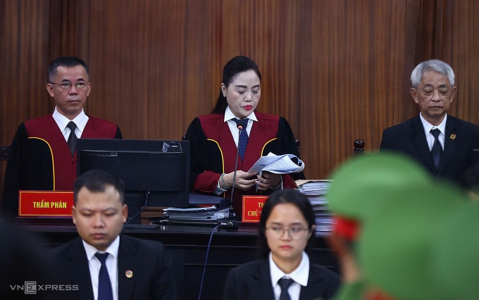 HĐXX tuyên đọc bản án. Ảnh: Trần Quỳnh