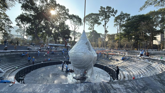 Biểu trưng hình giọt nước được lắp đặt ở trung tâm hồ nước trong công viên Lý Thái Tổ. Ảnh: Minh Bằng