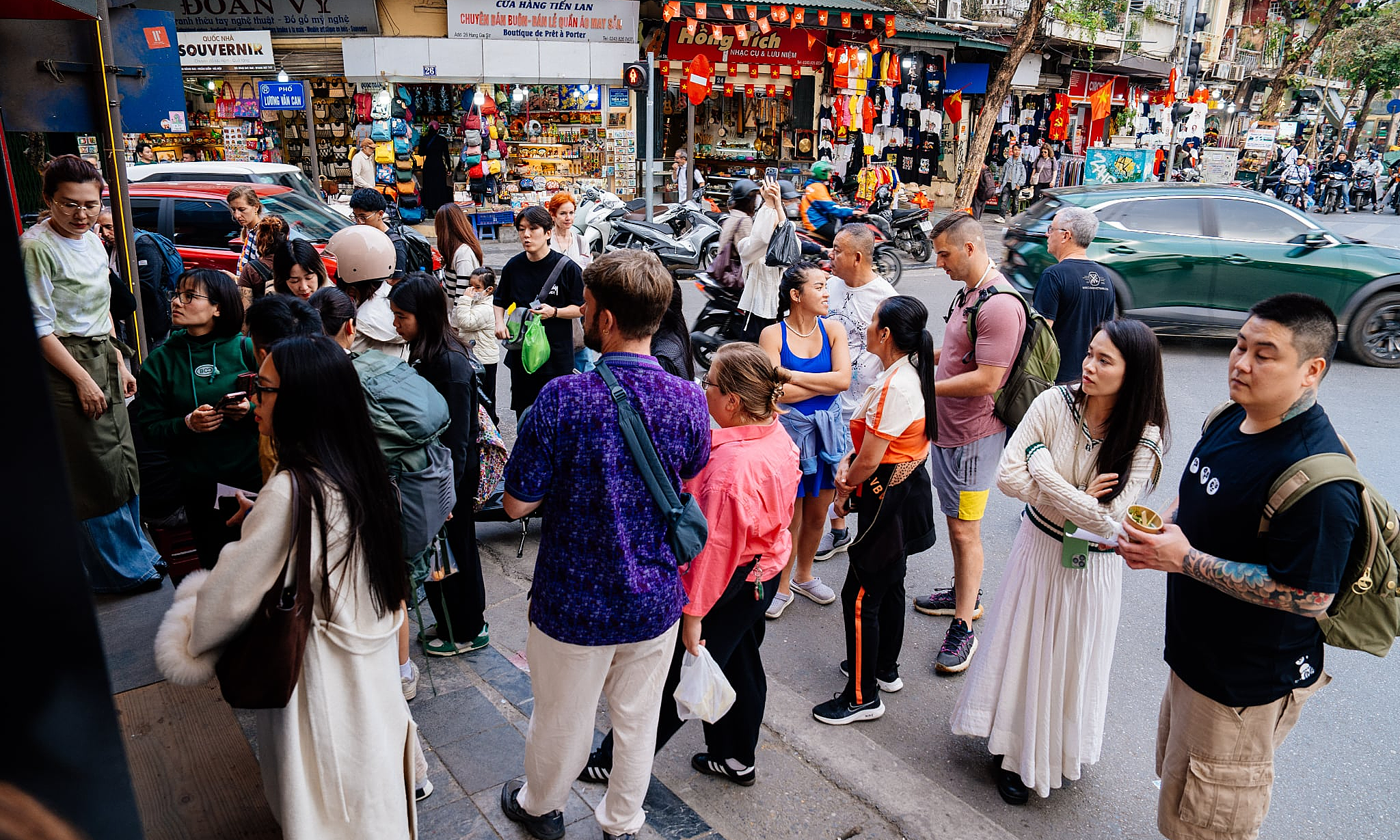 Khách xếp hàng mua matcha tại Hà Nội