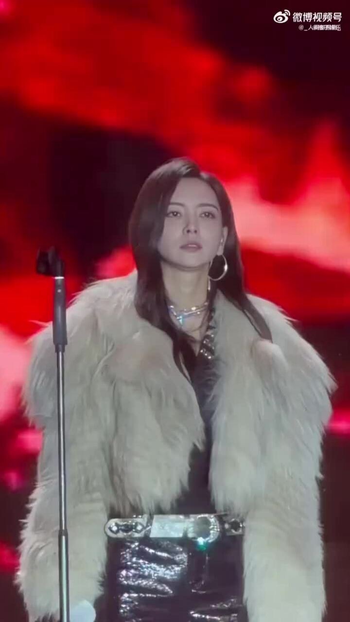 Ca sĩ Vu Văn Văn ngất xỉu khi đang biểu diễn