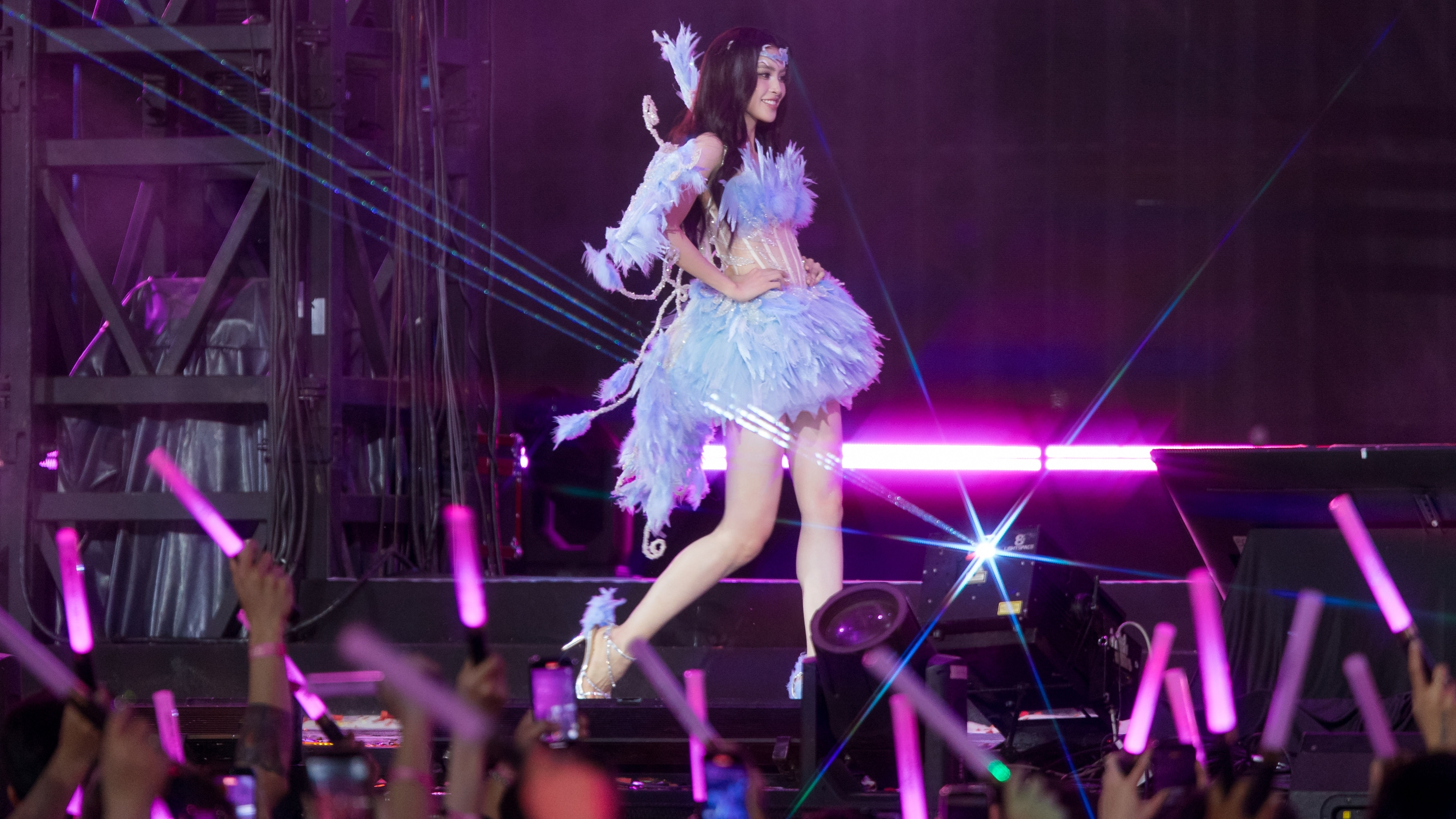 Hoa hậu, á hậu catwalk ở concert của Hòa Minzy