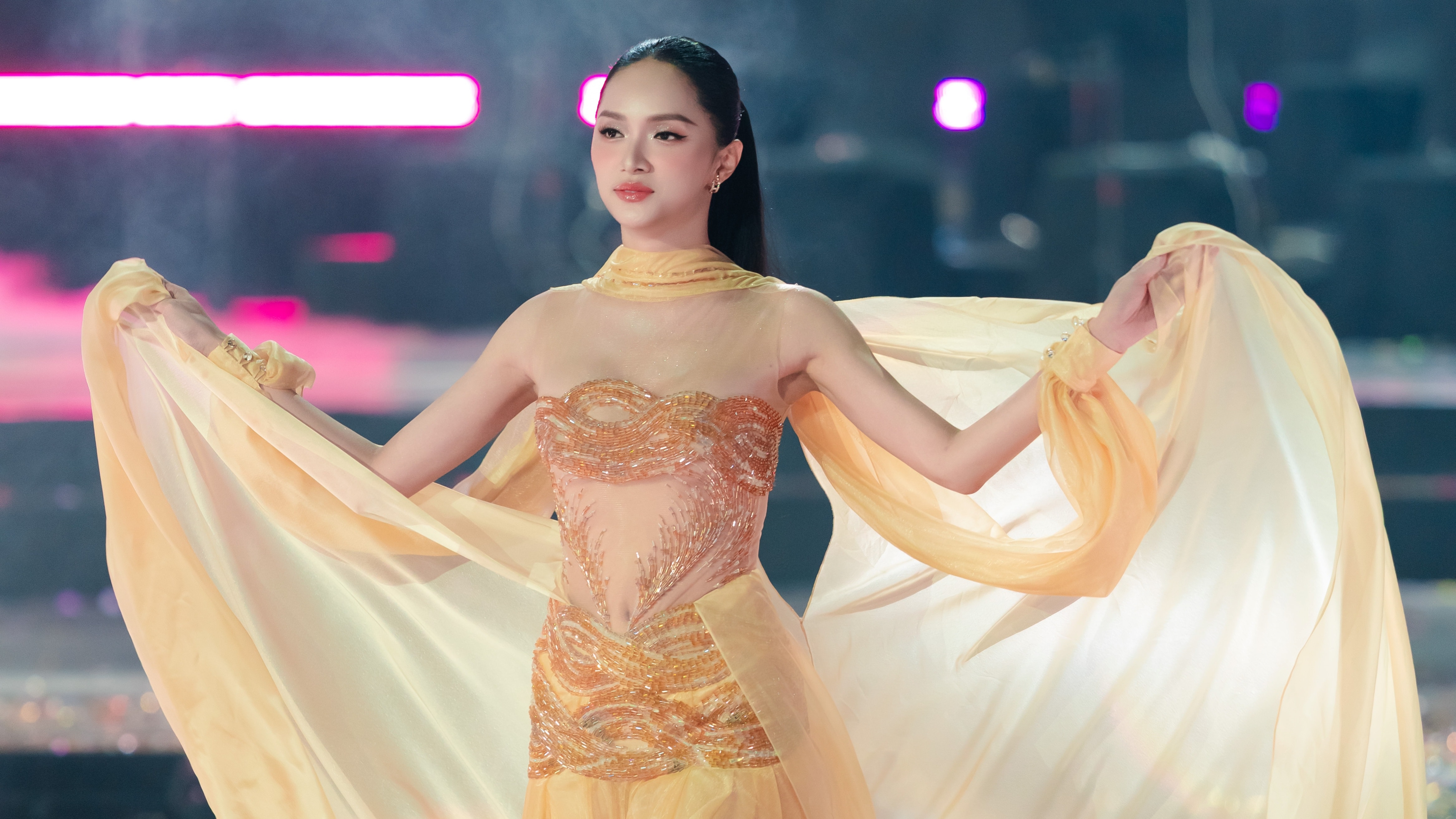 Hương Giang catwalk ở concert của Hòa Minzy