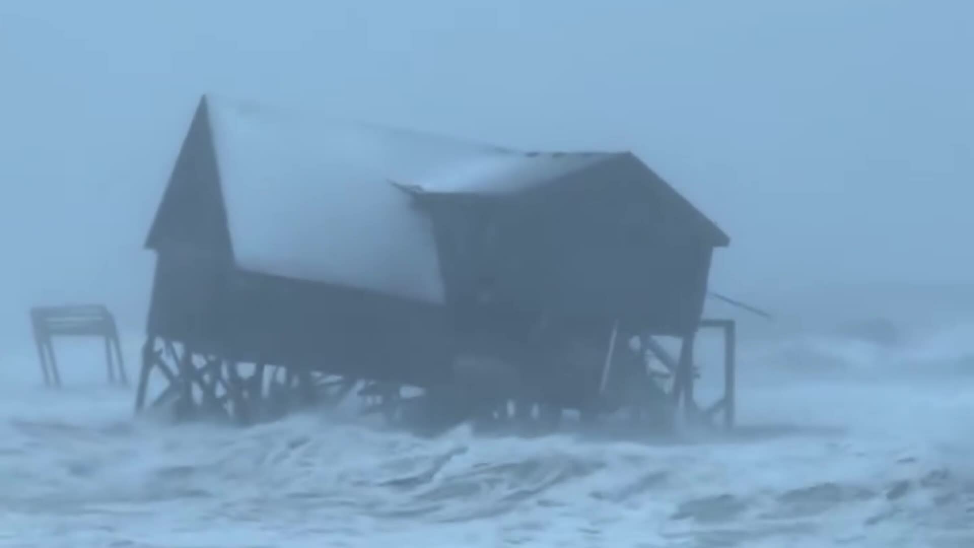 Biển đánh sập căn nhà giữa đợt 'bom bão tuyết' Mỹ