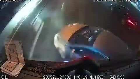 Xe tải chuyển làn ẩu tông xoay xe con