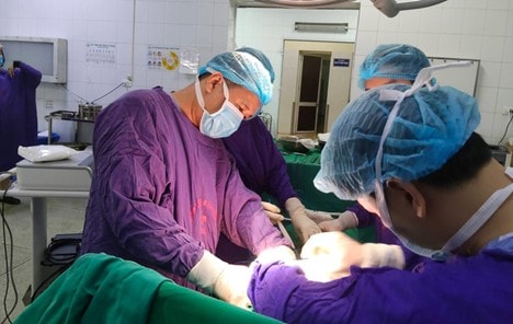 Người đàn ông bị thủng ruột vì một sai lầm gây nguy hiểm tính mạng - Ảnh 1.