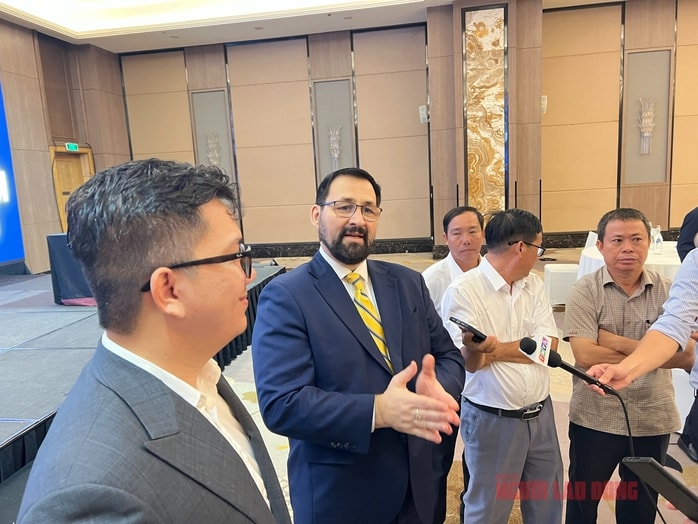 CEO The Rice Trader trao cúp cho cha đẻ gạo ST25 tại Việt Nam năm 2025 - Ảnh 1.