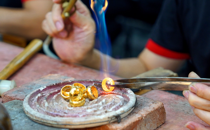 Giá vàng hôm nay 2 - 2 tiếp tục lao dốc , giá bạc bất ngờ tăng mạnh - Ảnh 2.