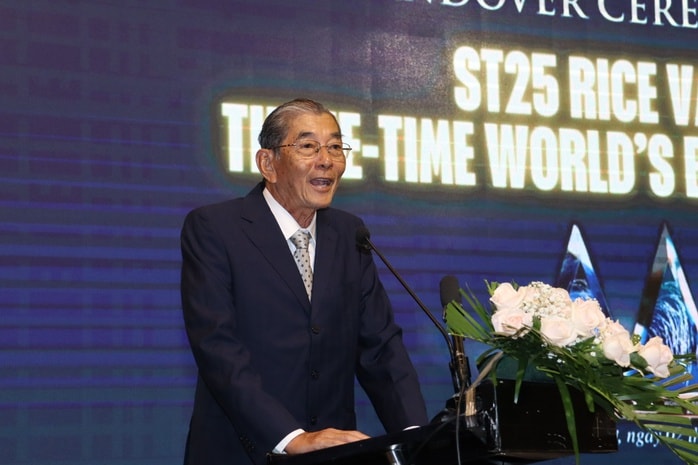 CEO The Rice Trader trao cúp cho cha đẻ gạo ST25 tại Việt Nam năm 2025 - Ảnh 2.