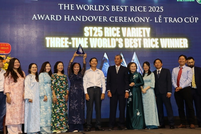 CEO The Rice Trader trao cúp cho cha đẻ gạo ST25 tại Việt Nam năm 2025 - Ảnh 4.