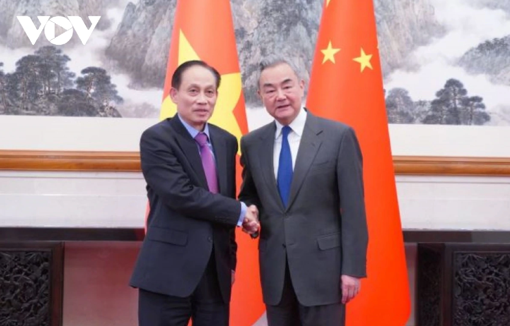 Ông Lê Hoài Trung, Ủy viên Bộ Chính trị, Bí thư Đảng ủy, Bộ trưởng Bộ Ngoại giao, Đặc phái viên của Tổng Bí thư Tô Lâm và ông Vương Nghị, Ủy viên Bộ Chính trị, Chủ nhiệm Văn phòng Ủy ban Công tác Đối ngoại Trung ương, Bộ trưởng Bộ Ngoại giao Trung Quốc.