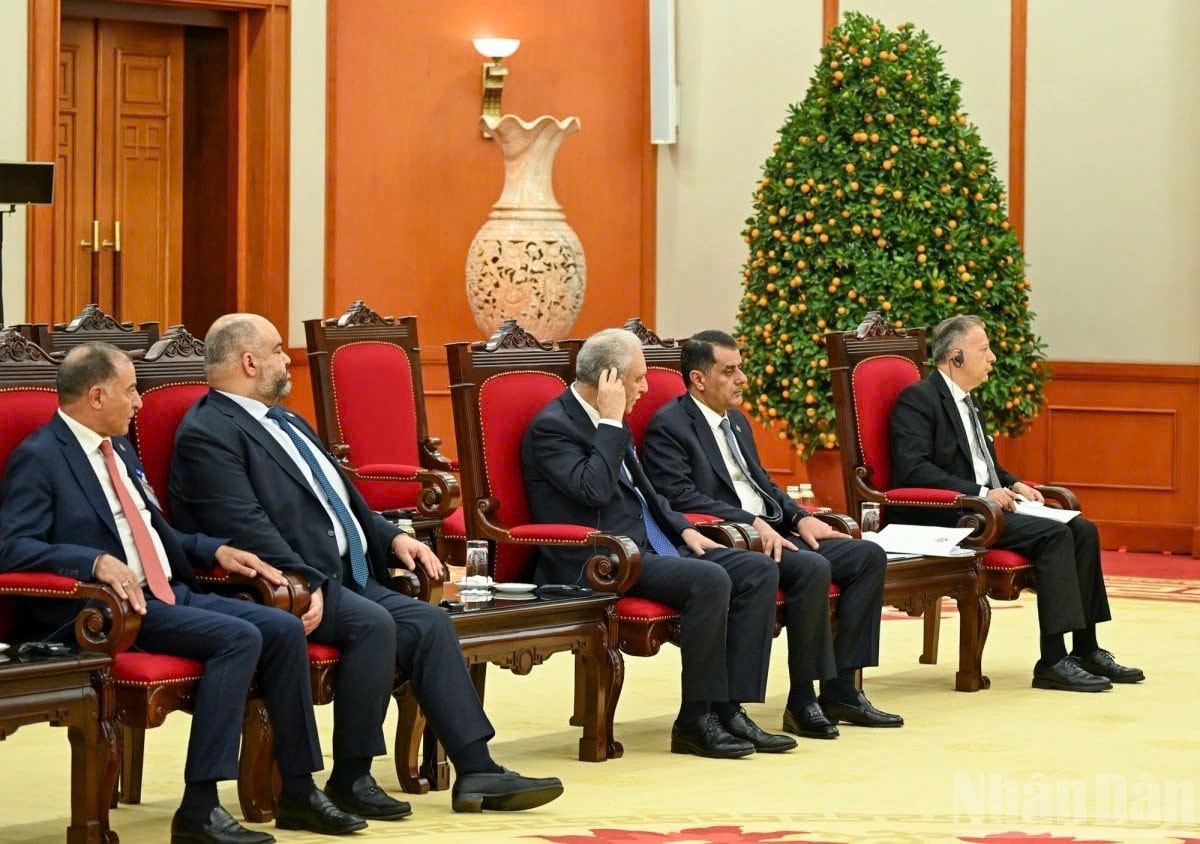 Các đại biểu tháp tùng Chủ tịch Hạ viện Jordan dự cuộc tiếp. (ẢNh: nhandan.vn)