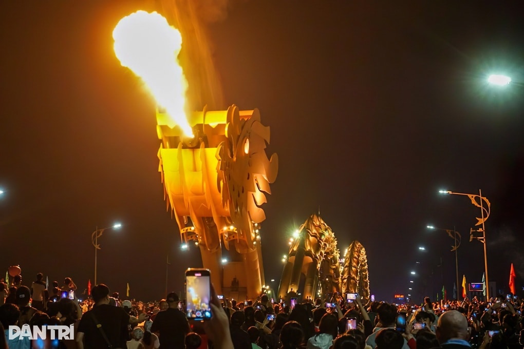 Cầu Rồng phun lửa nhiều đêm, cầu sông Hàn cũng quay nhịp trong Tết - 1