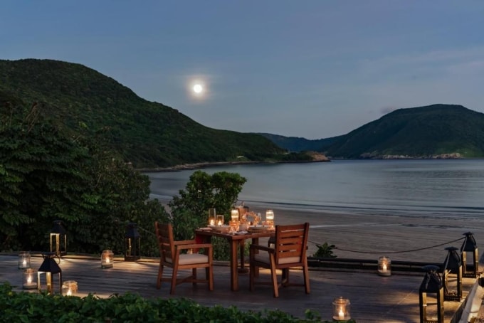 Bữa tối bên biển tại Six Senses Côn Đảo. Ảnh: Booking