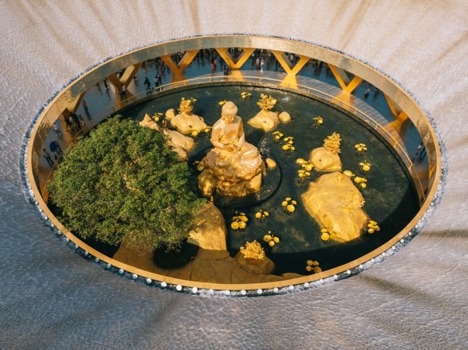 Tượng Đức Phật Câu Na Hàm Mâu Ni ngồi giữa thác Ưu đàm, nơi cao nhất đỉnh núi. Ảnh: Sun World Ba Den Mountain