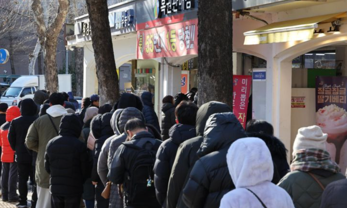 Dòng người xếp hàng chờ mua vé số tại một cửa hàng nổi tiếng thường xuyên trúng giải độc đắc ở Seoul, đầu năm 2026. Ảnh: Yonhap