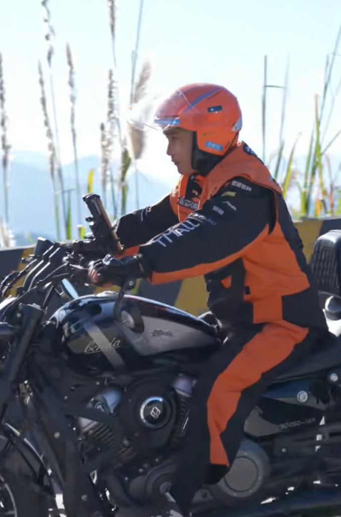 Bộ đồng phục màu cam đặc trưng khiến 15.000 cư dân tại huyện Mặc Thoát dễ dàng nhận ra shipper Huang. Ảnh: Douyin