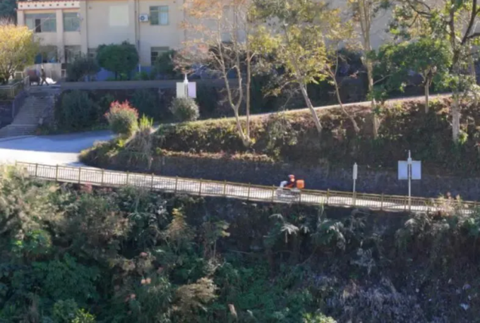 Huang Kaihong, 24 tuổi, là shipper duy nhất tại huyện Mặc Thoát (Tây Tạng) từ tháng 8/2024. Ảnh: Douyin