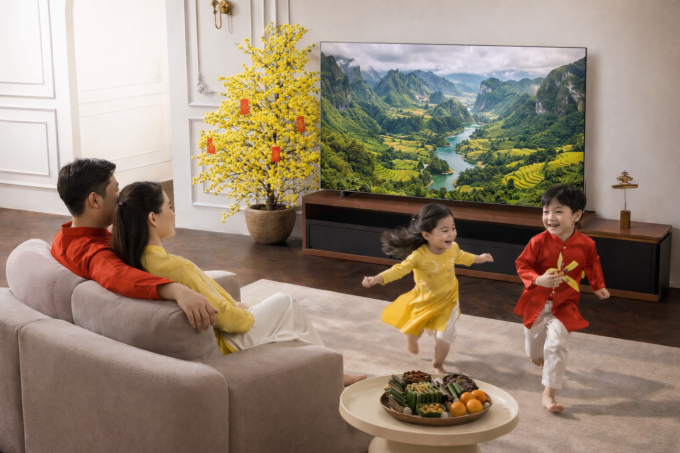 Người dùng giải trí với sản phẩm TCL. Ảnh: TCL