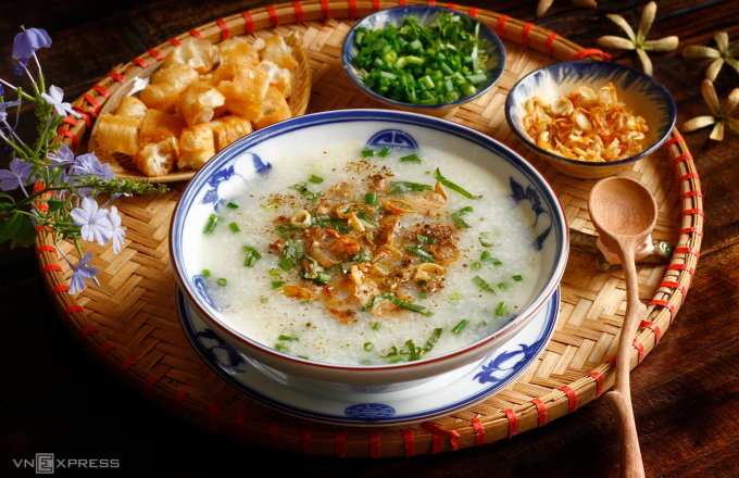 Sau uống rượu, bạn có thể ăn cháo, bánh mì để giảm cảm giác say rượu, nôn nao. Ảnh: Bùi Thủy