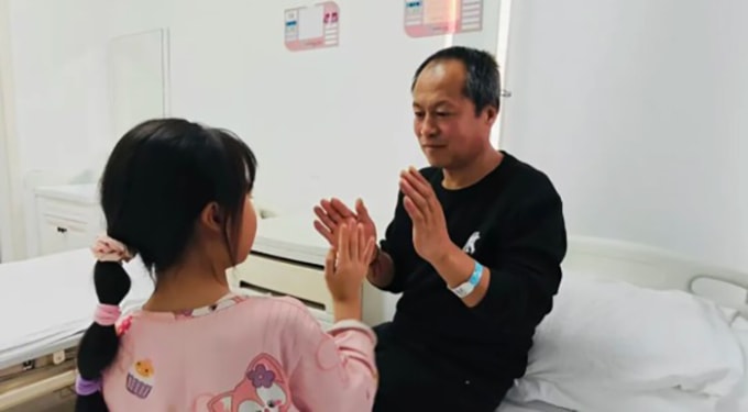 Mengru cùng bố lúc trong viện. Ảnh: The Paper