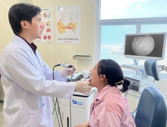 Bác sĩ Duy đang nội soi họng cho một người bệnh. Ảnh minh họa: Bệnh viện Đa khoa Tâm Anh