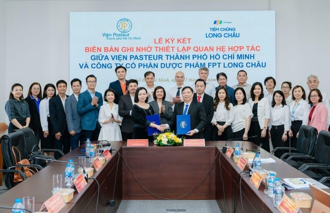 Lãnh đạo đôi bên thực hiện nghi thức ký kết, cam kết đồng hành xuyên suốt trong các hoạt động nâng cao nhận thức cộng đồng, thiện nguyện, nghiên cứu khoa học, hợp tác quốc tế. Ảnh: LC