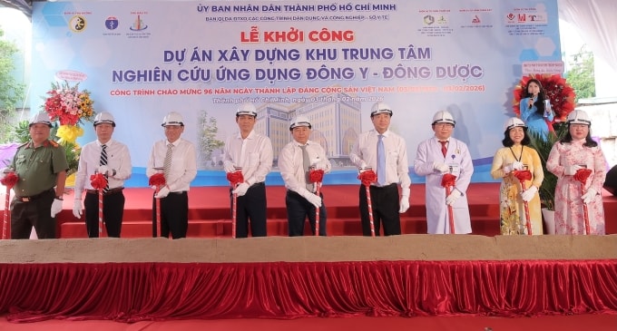 Các đại biểu tại lễ khởi công Trung tâm Nghiên cứu Ứng dụng Đông y - Đông dược, ngày 3/2. Ảnh: Song Khuê