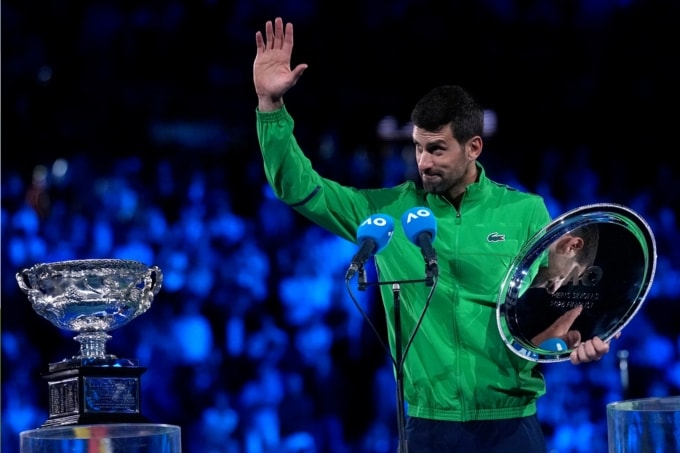 Djokovic phát biểu trên bục nhận giải, sau chung kết Australia Mở rộng 2026, trên sân Rod Laver, Melbourne, Australia, tối 1/2. Ảnh: Reuters
