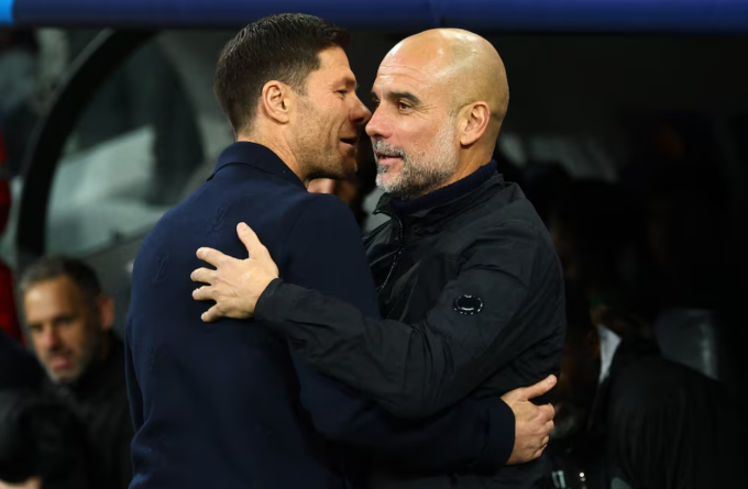HLV Xabi Alonso (trái) trò chuyện với Pep Guardiola trước trận Real thua Man City 1-2 ở Champions League trên sân Bernabeu, Madrid, Tây Ban Nha ngày 10/12/2025. Ảnh: Reuters