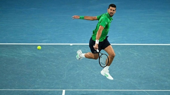 Djokovic trong một pha lên lưới ở chung kết Australia Mở rộng 2026, trên sân Rod Laver, Melbourne, Australia, tối 1/2. Ảnh: Reuters