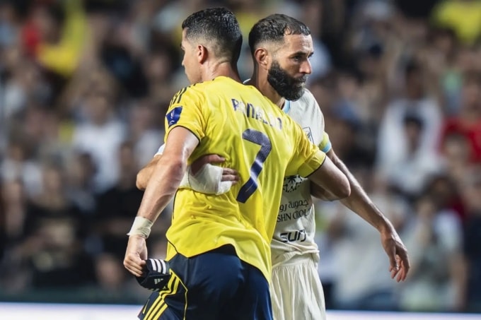 Ronaldo và Karim Benzema trong một trận đấu giữa Al Nassr và Al Ittihad ở Arab Saudi. Ảnh: Marca
