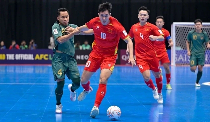 Cầu thủ Việt Nam (đỏ) đi bóng trong trận đấu Indonesia ở tứ kết giải futsal châu Á 2026.