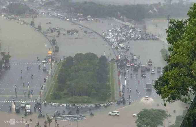 Đoạn đường Lê Đức Thọ trước sân Mỹ Đình biến thành biển nước trong trận mưa lớn hồi cuối tháng 8/2025. Ảnh: Việt Anh