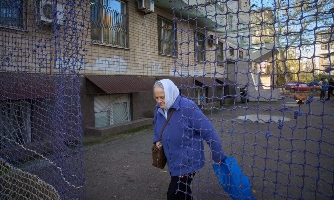 Người dân địa phương đi bộ trong khoảng sân được bao phủ bởi lưới chống drone tại thành phố tiền tuyến Kherson, miền nam Ukraine, hồi tháng 11/2025. Ảnh: AP