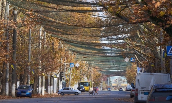 Một con đường được phủ lưới chống drone ở Kherson hồi tháng 11/2025. Ảnh: AP