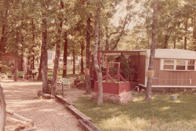 Thi thể Jimmy Don Beets được tìm thấy dưới cái giếng màu đỏ đã được lấp đất. Ảnh: Oxygen