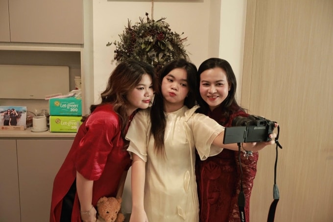 Các thành viên trong gia đình chị Thy Trần (cư dân Lumière Boulevard) chụp ảnh cùng nhau. Ảnh: NVCC