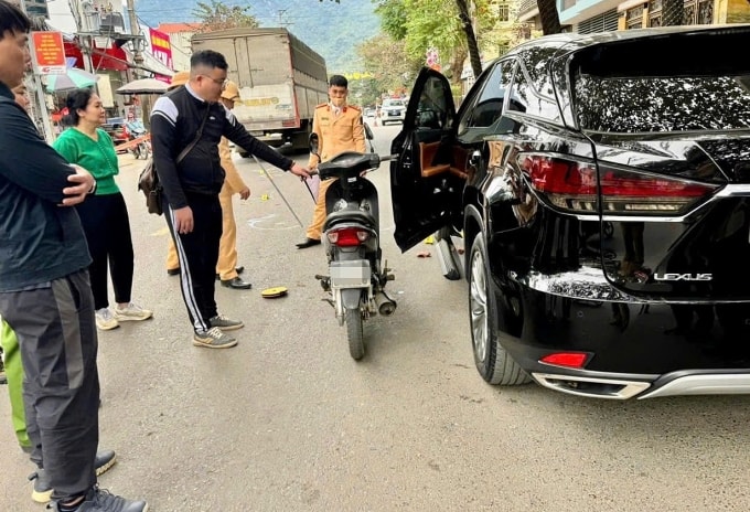 Công an khám nghiệm hiện trường xảy ra vụ tai nạn. Ảnh: Công an cung cấp