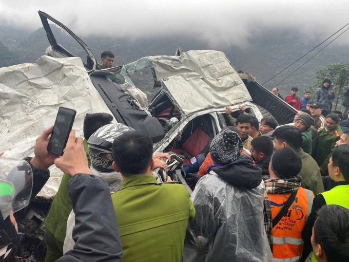 Chiếc xe bẹp rúm sau khi rơi xuống ta luy âm. Ảnh: Nguyễn Thơ