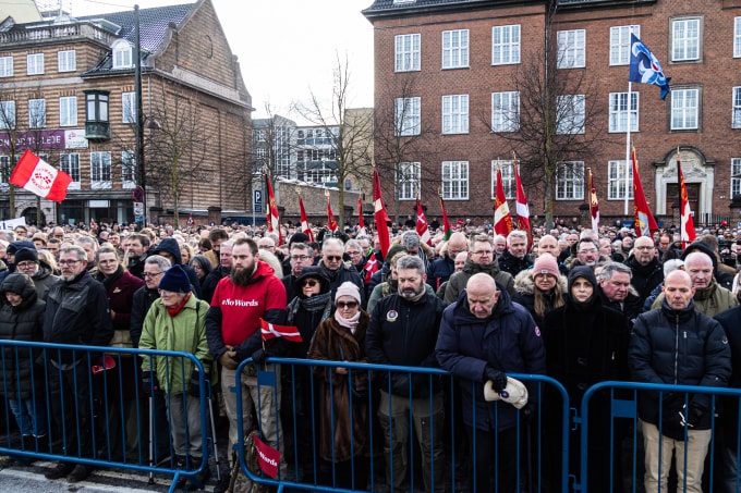 Các cựu chiến binh Đan Mạch tuần hành im lặng trước đại sứ quán Mỹ ở Copenhagen ngày 31/1. Ảnh: Reuters