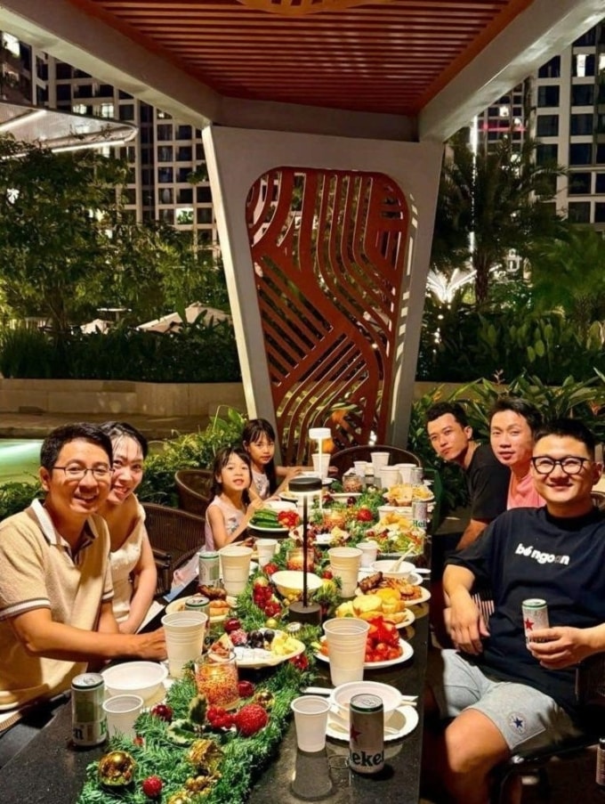 Cư dân James Nguyen tại dự án Lumière Boulevard chia sẻ khoảnh khắc chuẩn bị bữa tiệc tất niên trong khôi gian nội khu dự án. Ảnh: NVCC