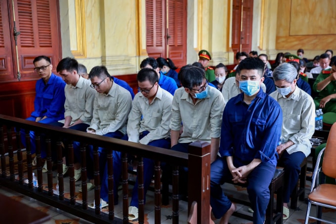 Các bị cáo trong đường dây nhập lậu nguyên liệu thịt từ vùng cấm. Ảnh: Trần Quỳnh