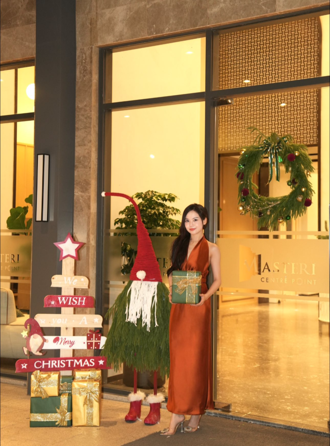 Chị Helen Nguyễn, sinh sống tại Masteri Centre Point chụp ảnh check-in tại khu vực sảnh nội khu dự án. Ảnh: NVCC