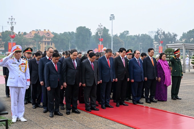 Lãnh đạo Đảng, Nhà nước vào Lăng viếng Chủ tịch Hồ Chí Minh, sáng 3/2. Ảnh: Hoàng Phong